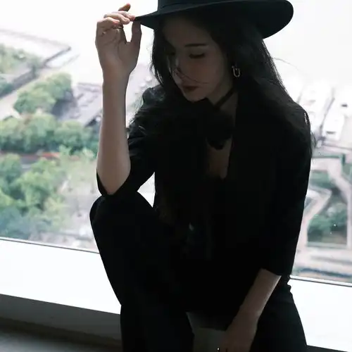 张碧晨亮相嘉人女性影响力之夜黑色西服套装酷飒十足