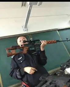 霸气侧漏云南一女老师扛枪上课走红网络