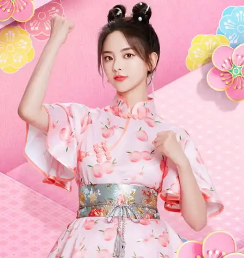 同样是旗袍装丸子头,赵丽颖杨超越同框,已婚和未婚的差别很显然