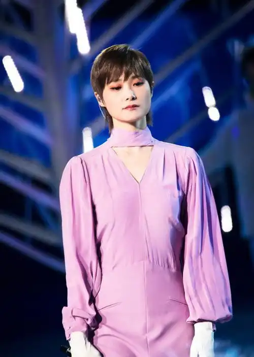 李宇春竟然也可以这么甜美,香芋紫裙轻松驾驭,少女感满满