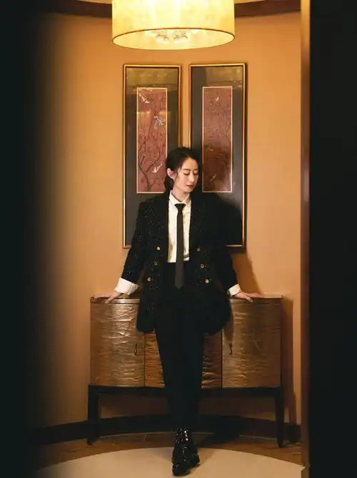 刘敏涛穿西装长裙霸气侧漏,可打底裤比裙子还长,这样真的好吗