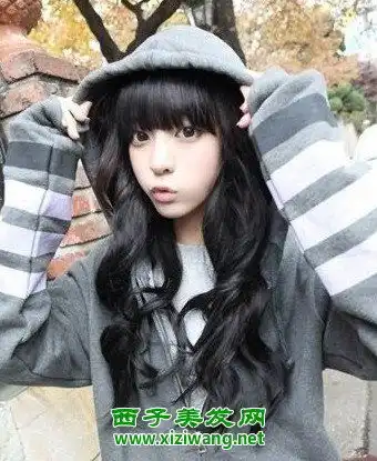 今年新款黑色长发卷发发型黑色也可以很靓丽