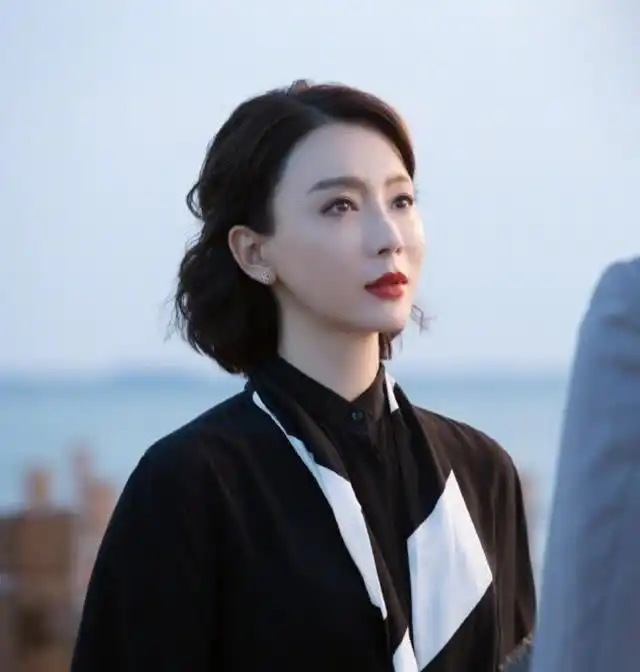 继唐晶苏明玉后,又被斯黛拉的高级职场穿搭刷屏了,气场爆棚