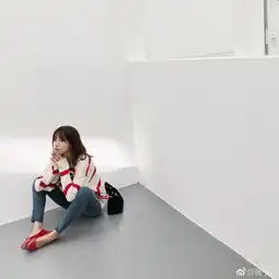 27日,张子萱在微博上晒出了一组自己的照片照片中,张子萱身材十分纤细,像极了少女不过此前张子萱直播和陈赫连线时,有网友发现张子萱和照片还是有一定差距
