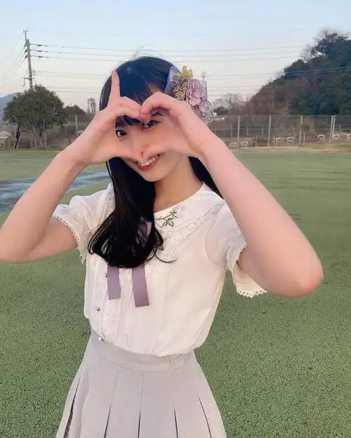 气质长发美少女,迷人笑容散发满满初恋感,卖萌起来更是犯规