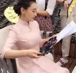 今44岁陈德容,穿粉色旗袍似18岁少女,惊艳众人