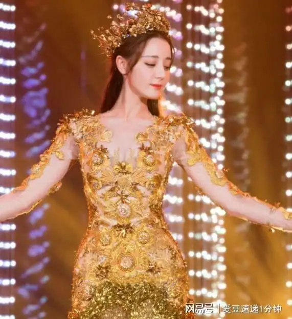 宋茜喜提金鹰女神,却被网友吐槽衣服太丑,显得女神又矮又胖